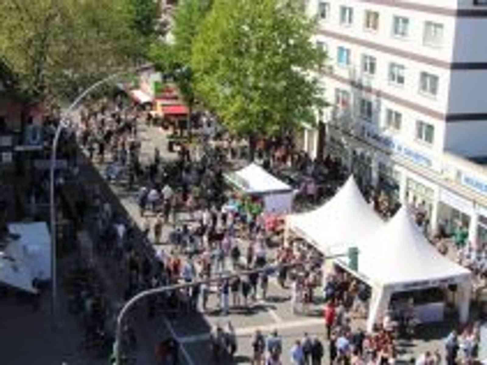 Das Osterstraßenfest von oben mit Zelten und Personen.