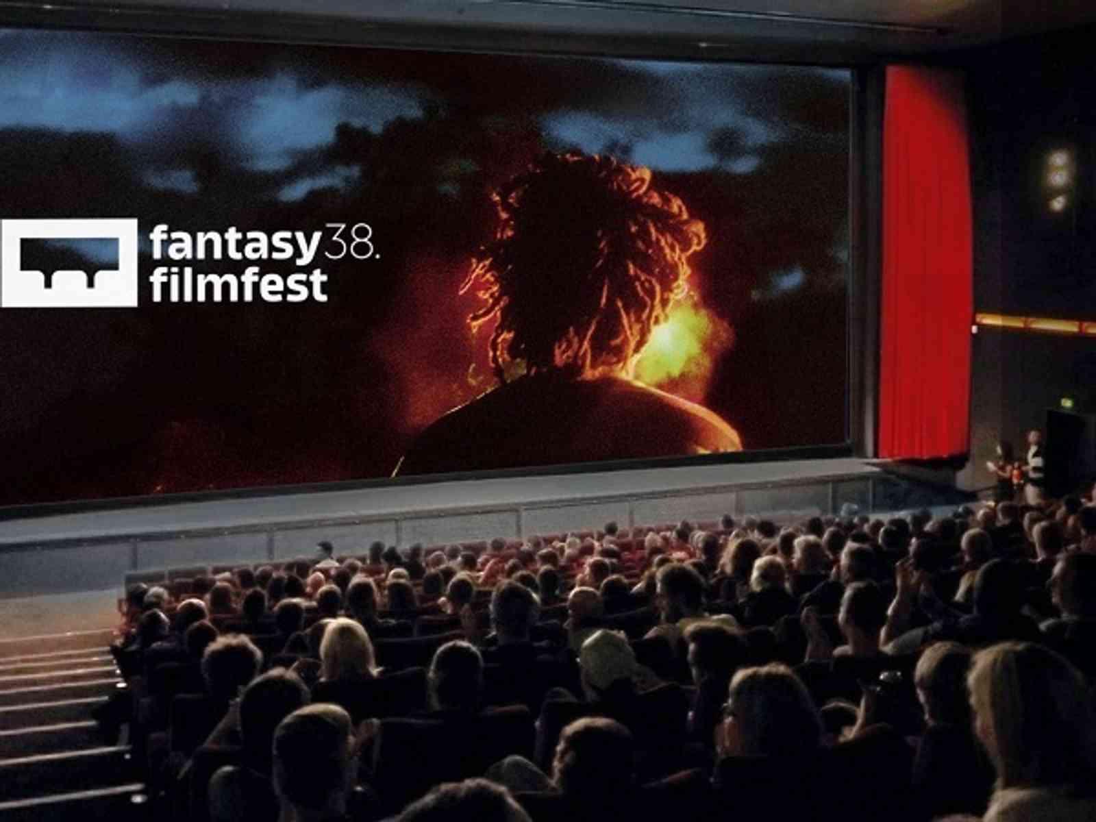 Ein Kinosaal voller Menschen, auf der Leinwand ist die Werbung für das fantasy filmfest zu sehen