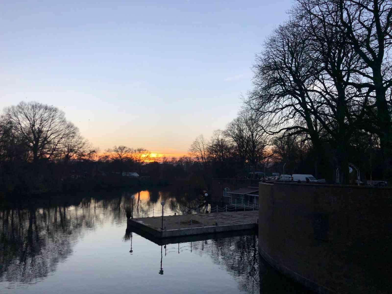 Stadtpark im Sonnenuntergang