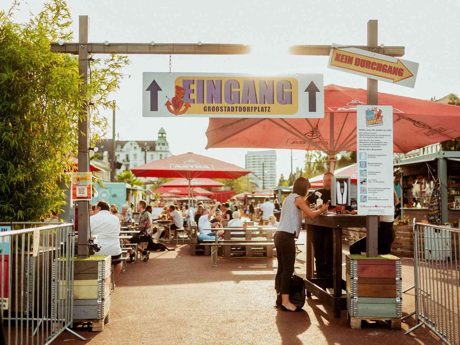 Eingangstor zum Biergarten auf dem Spielbudenplatz