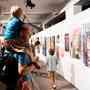 Besucher sehen sich Kunst im Millerntor Stadion an