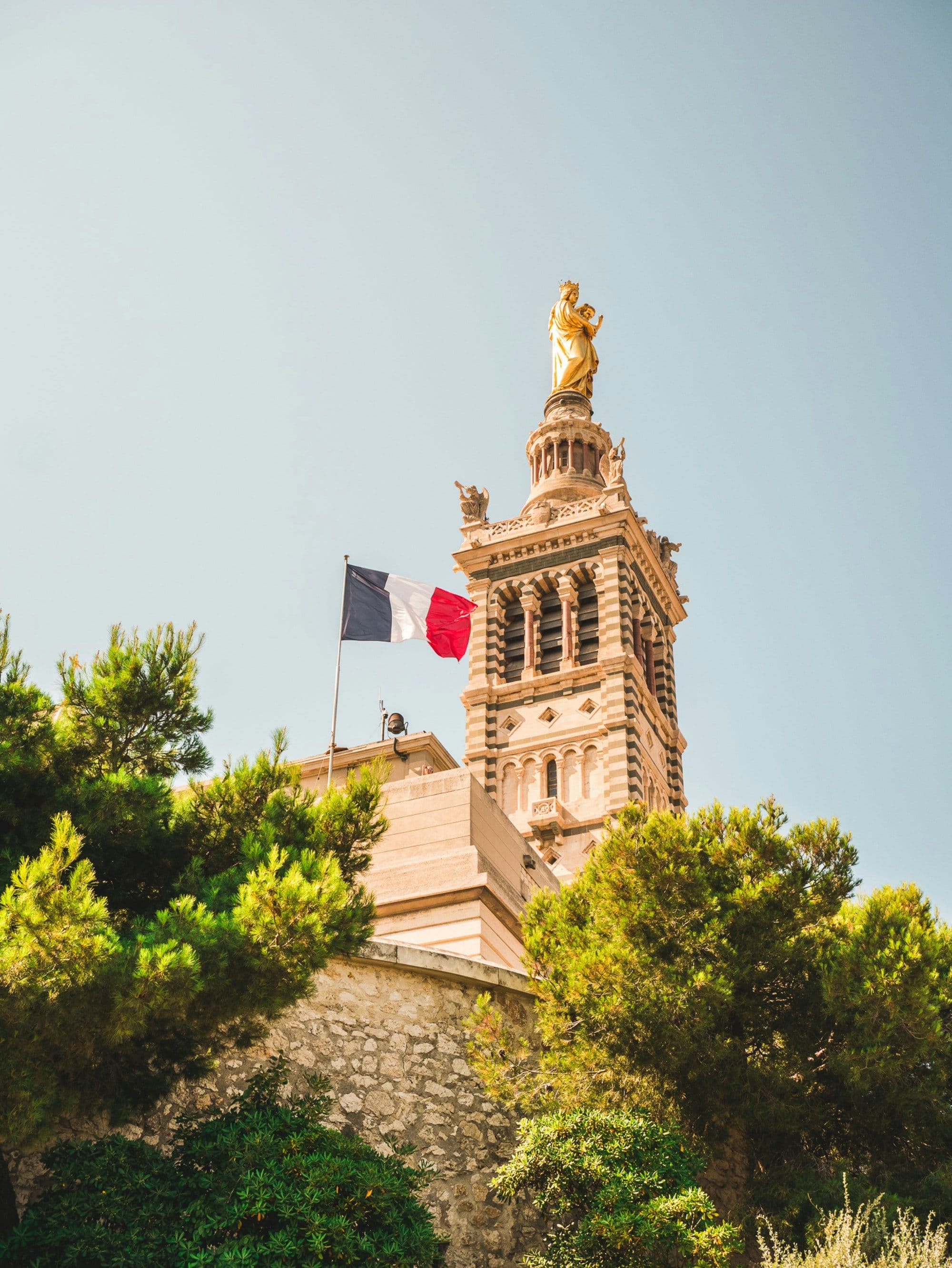 Ein Gebäude mit einer Frankreich Flagge