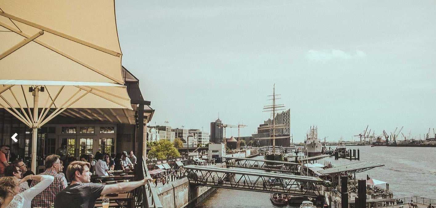 Belebte Hafenterrasse und die Elbe