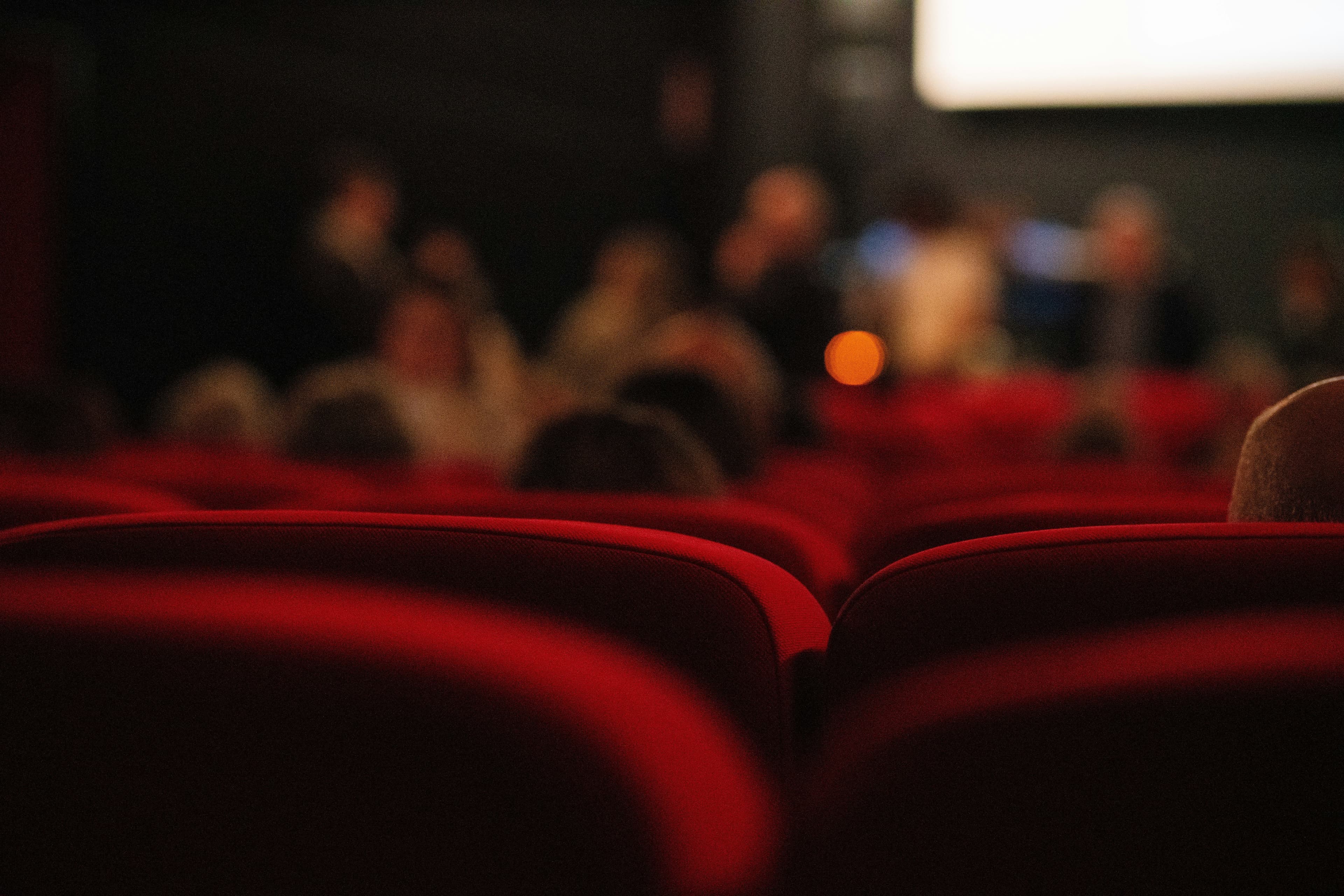 Rote Kinositze mit Leinwand