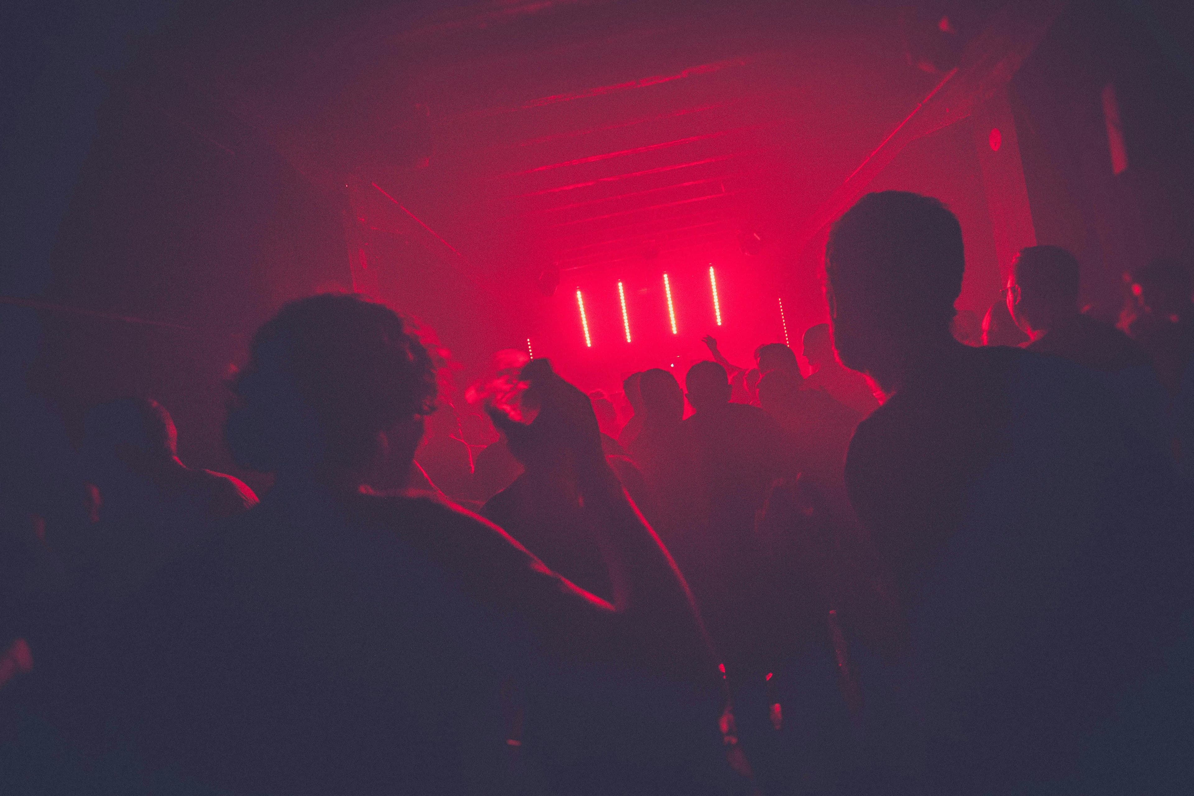 Menschen tanzen und feiern in einem Club