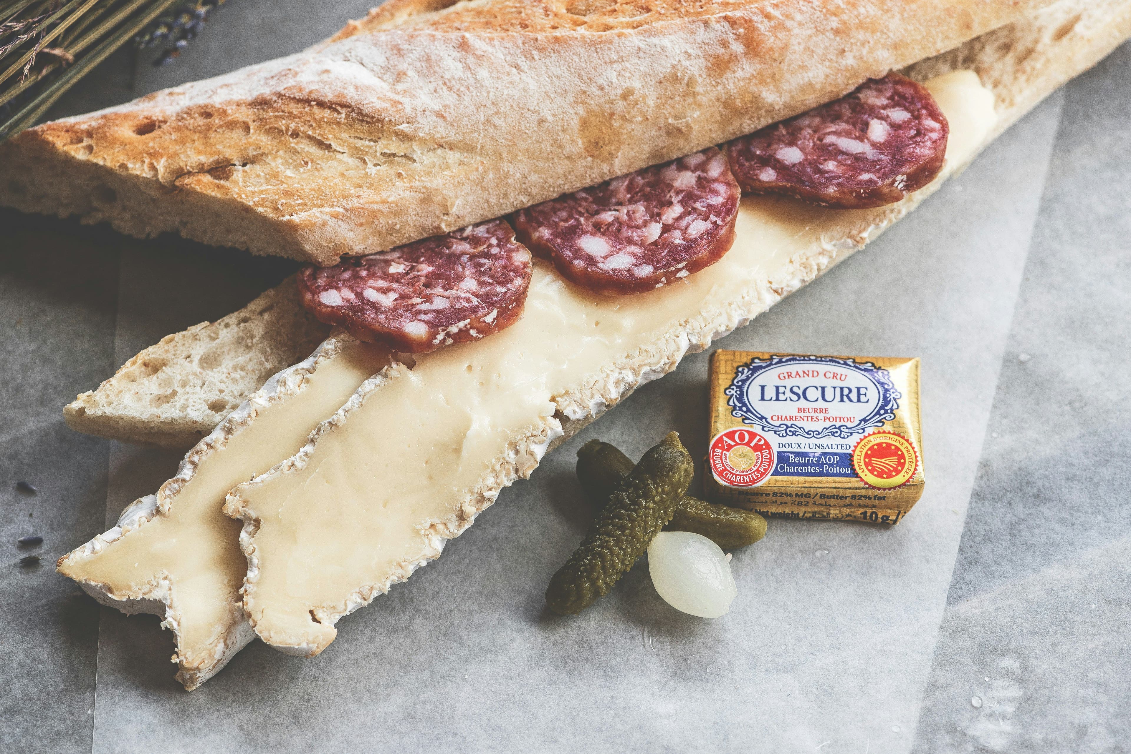 Ein Baguette mit Käse und Salami