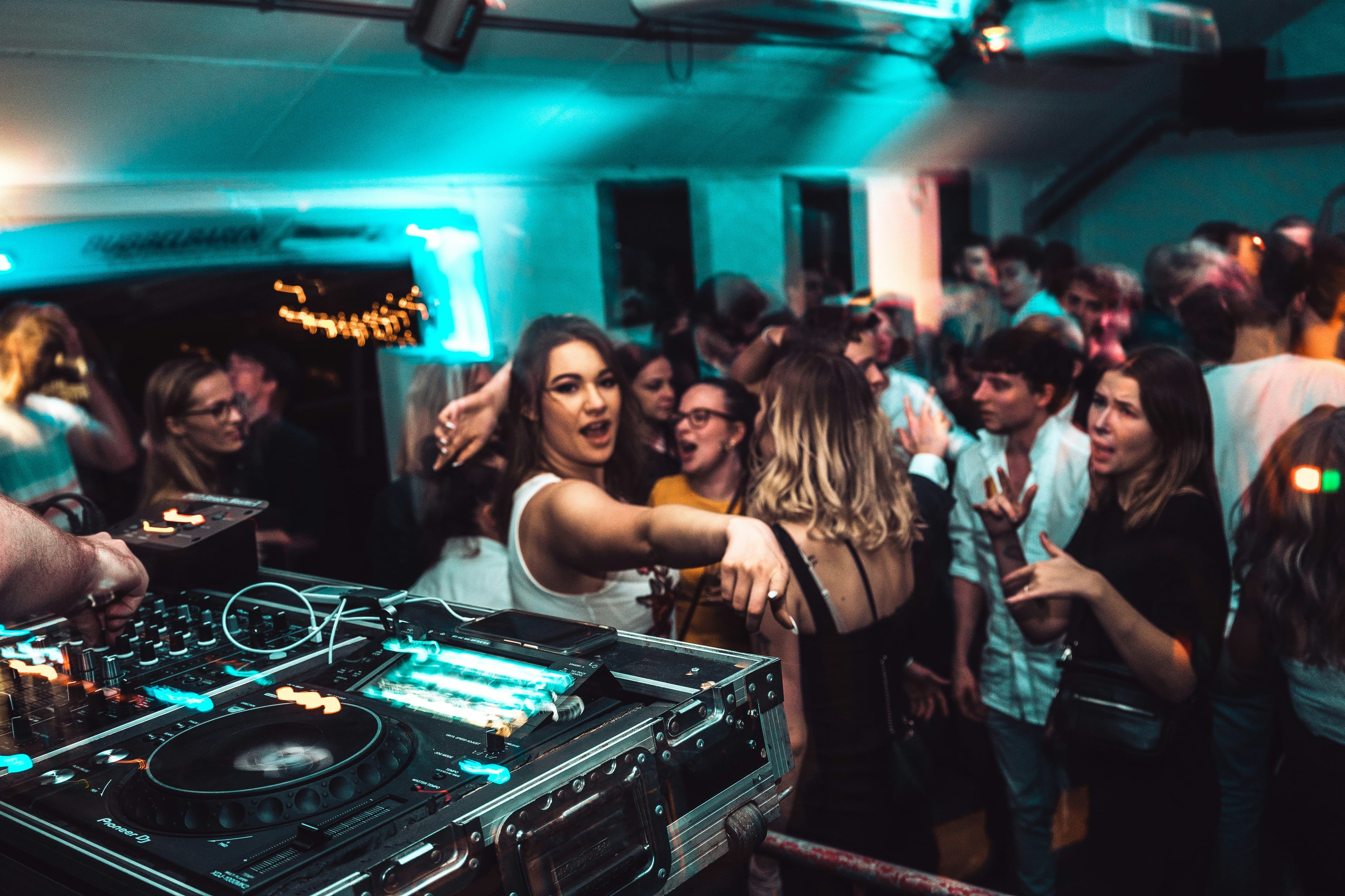 Menschen tanzen in einem Club