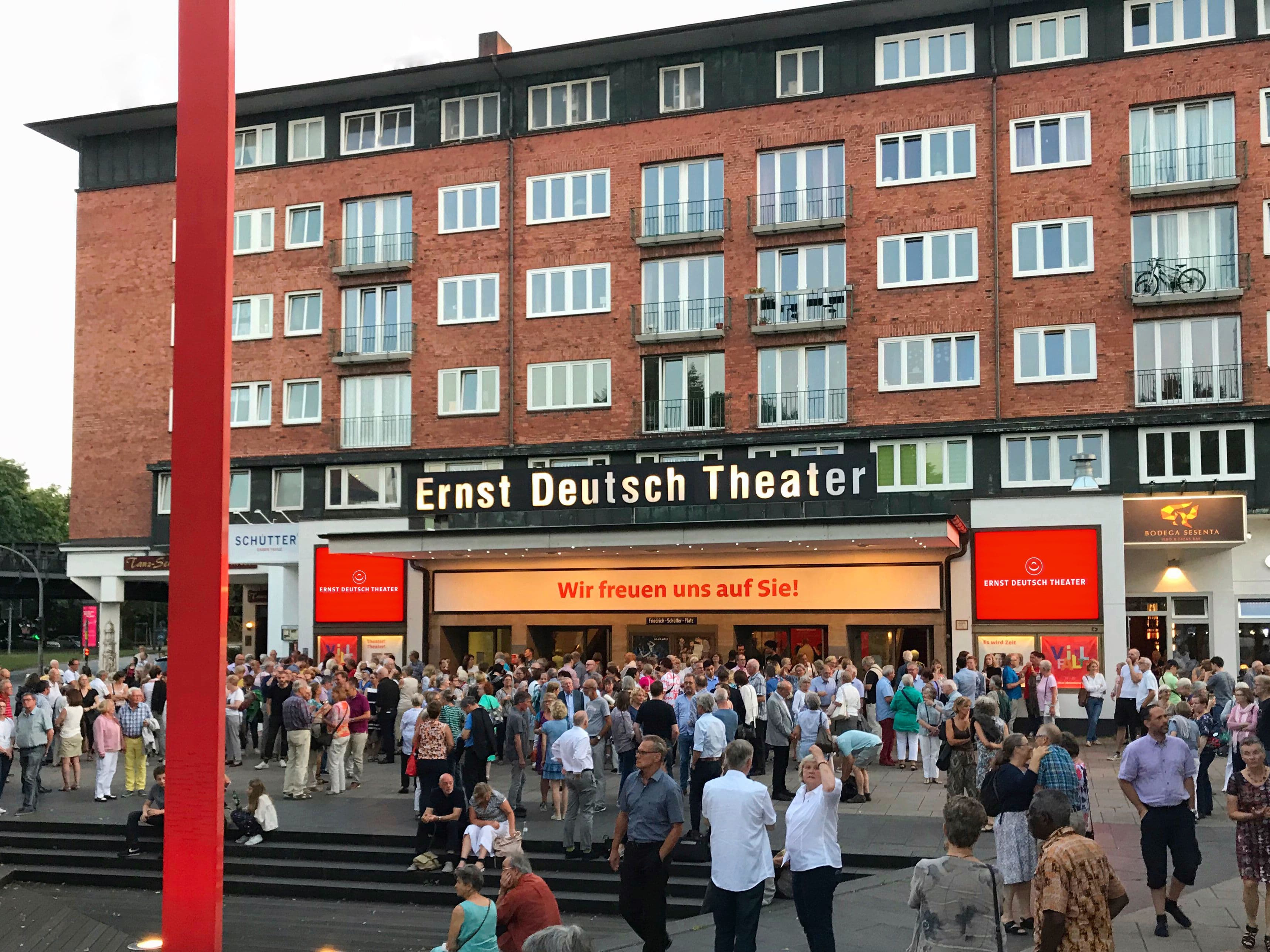 Menschengruppen vor dem Ernst Deutsch Theater