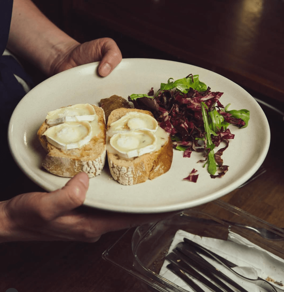 Baguette mit Käse und Salat