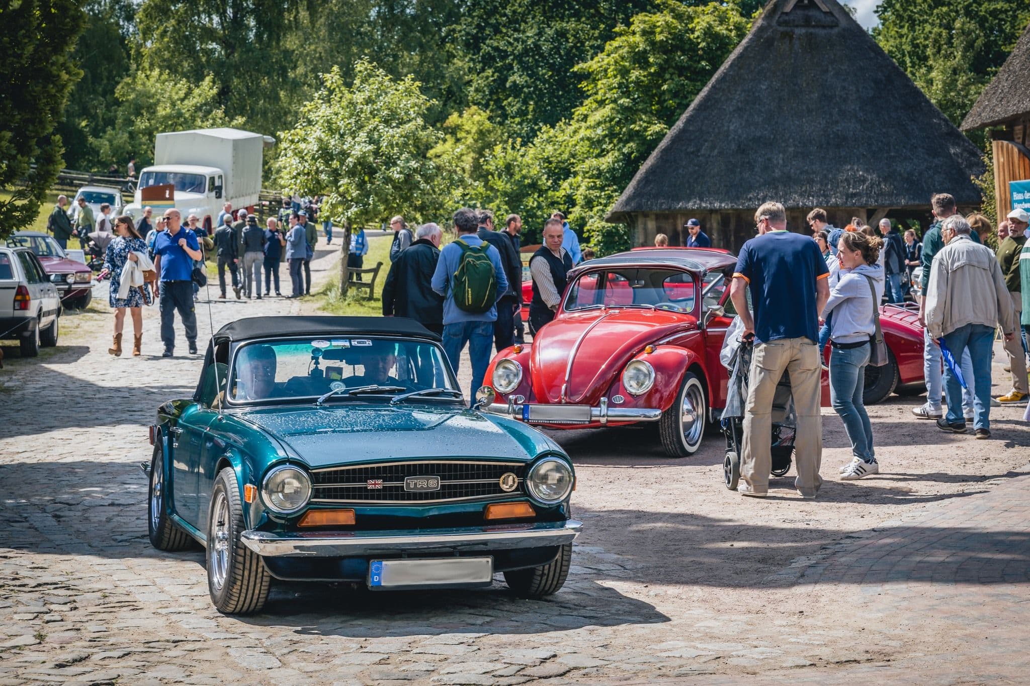 Menschen schauen sich Oldtimer an