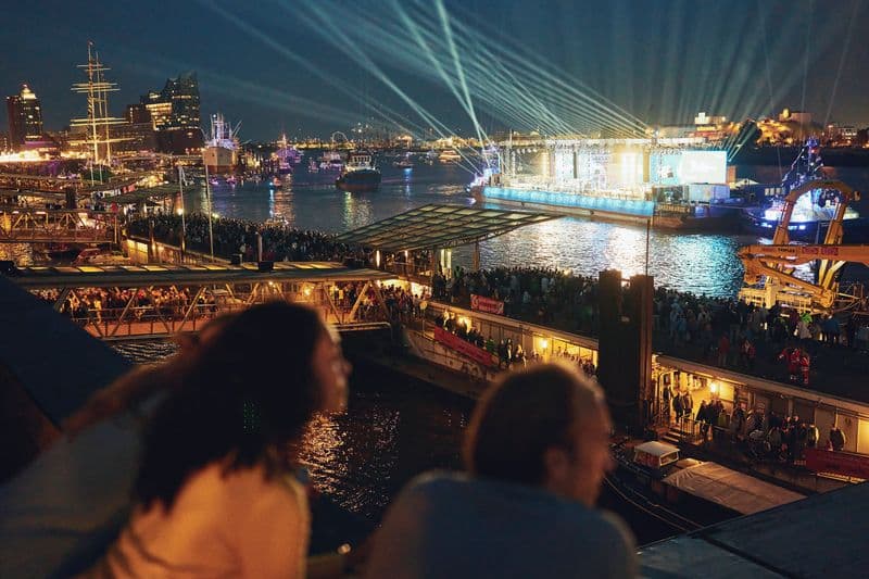 Erleuchteter Hafen beim Hamburger Hafengeburtstatag