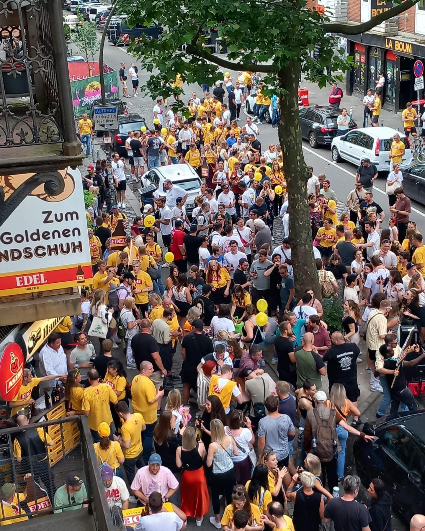 Viele Personen stehen vor dem goldenen Handschuh