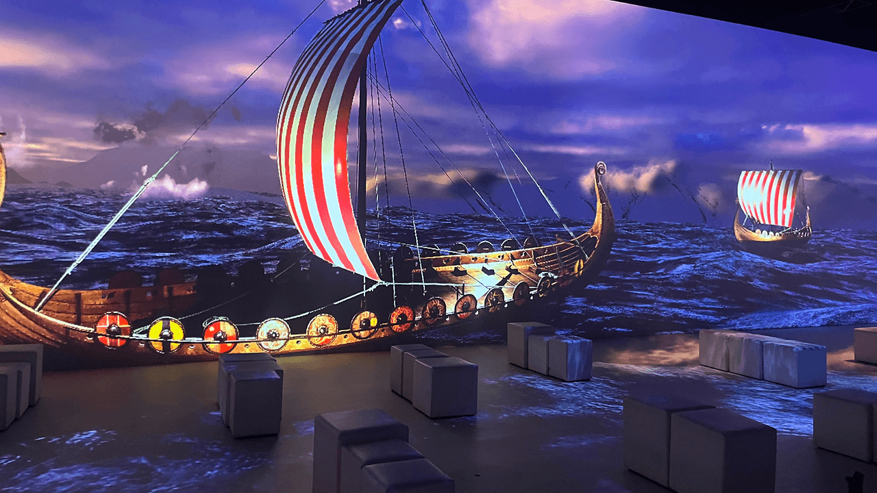 Wikingerschiff in der immersiven Ausstellung Vikings