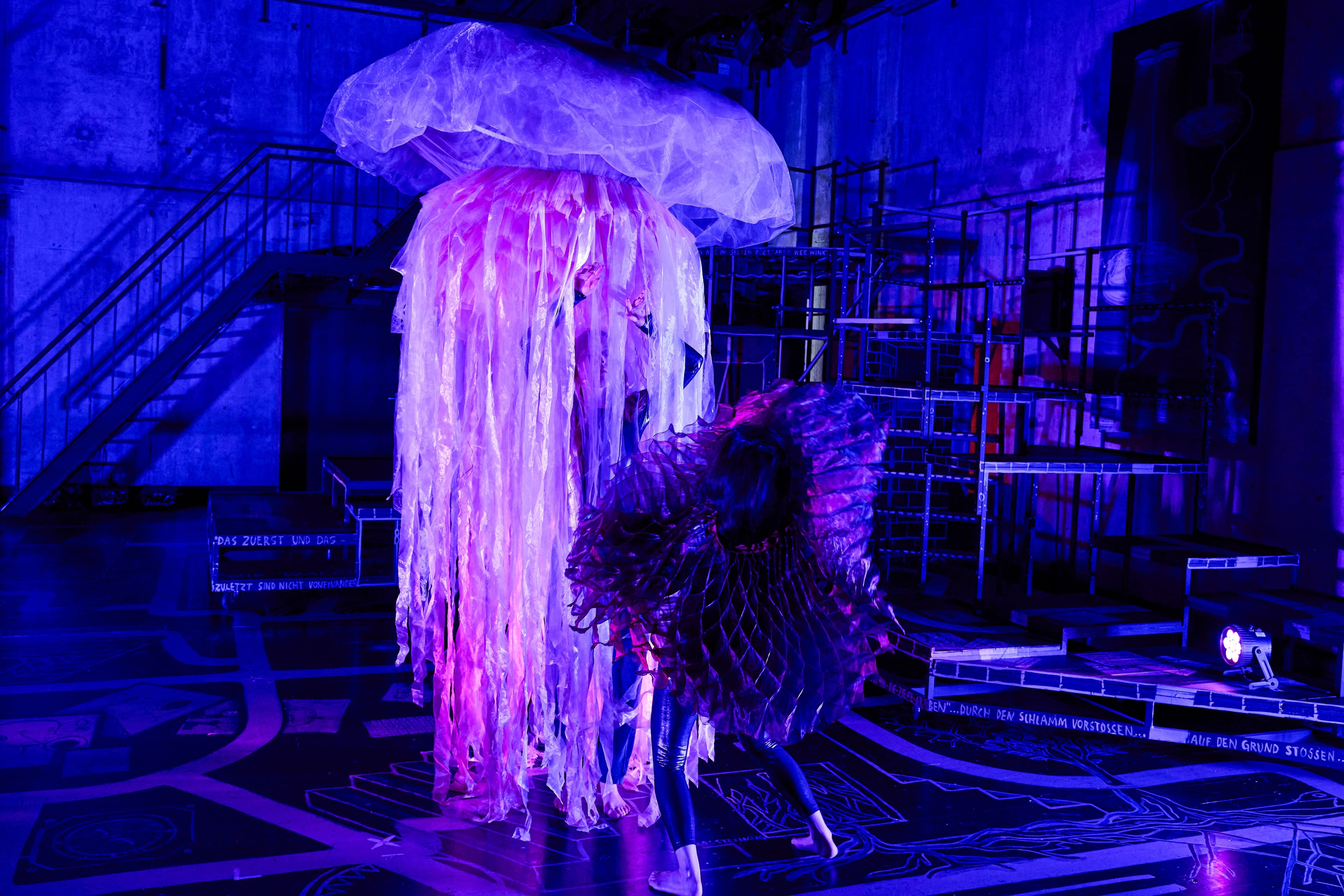 Eine Plastik-Qualle auf der Bühne des Schauspielhauses