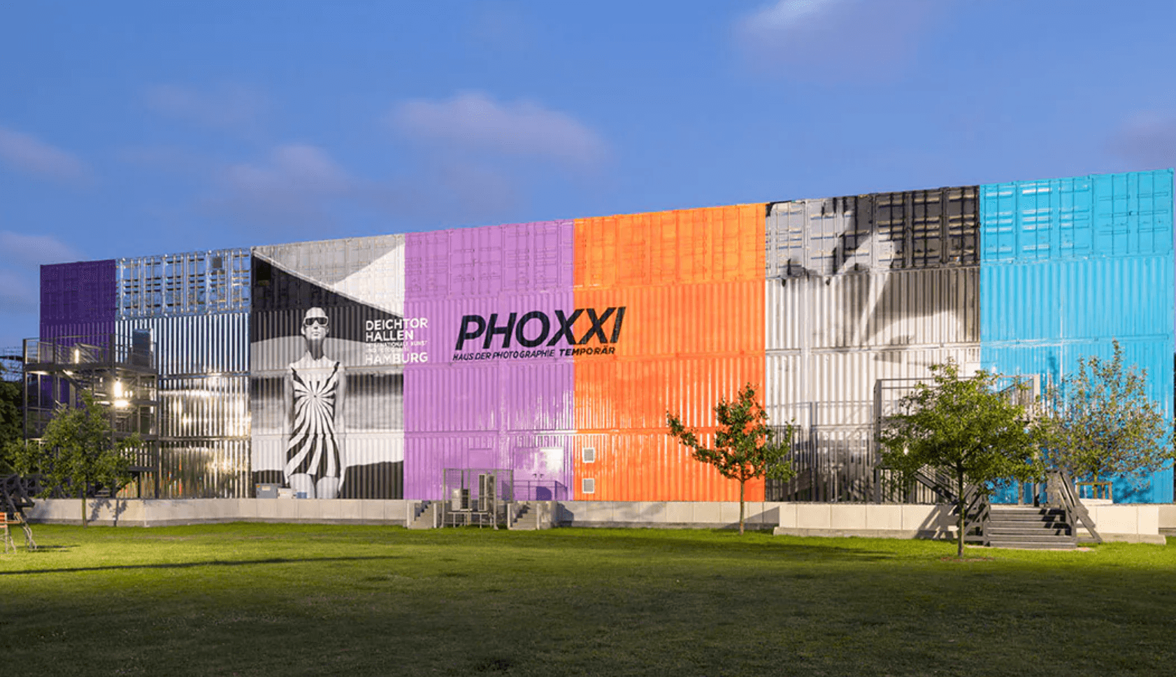 Grünfläche vor dem PHOXXI, dem temporären Haus der Photographie