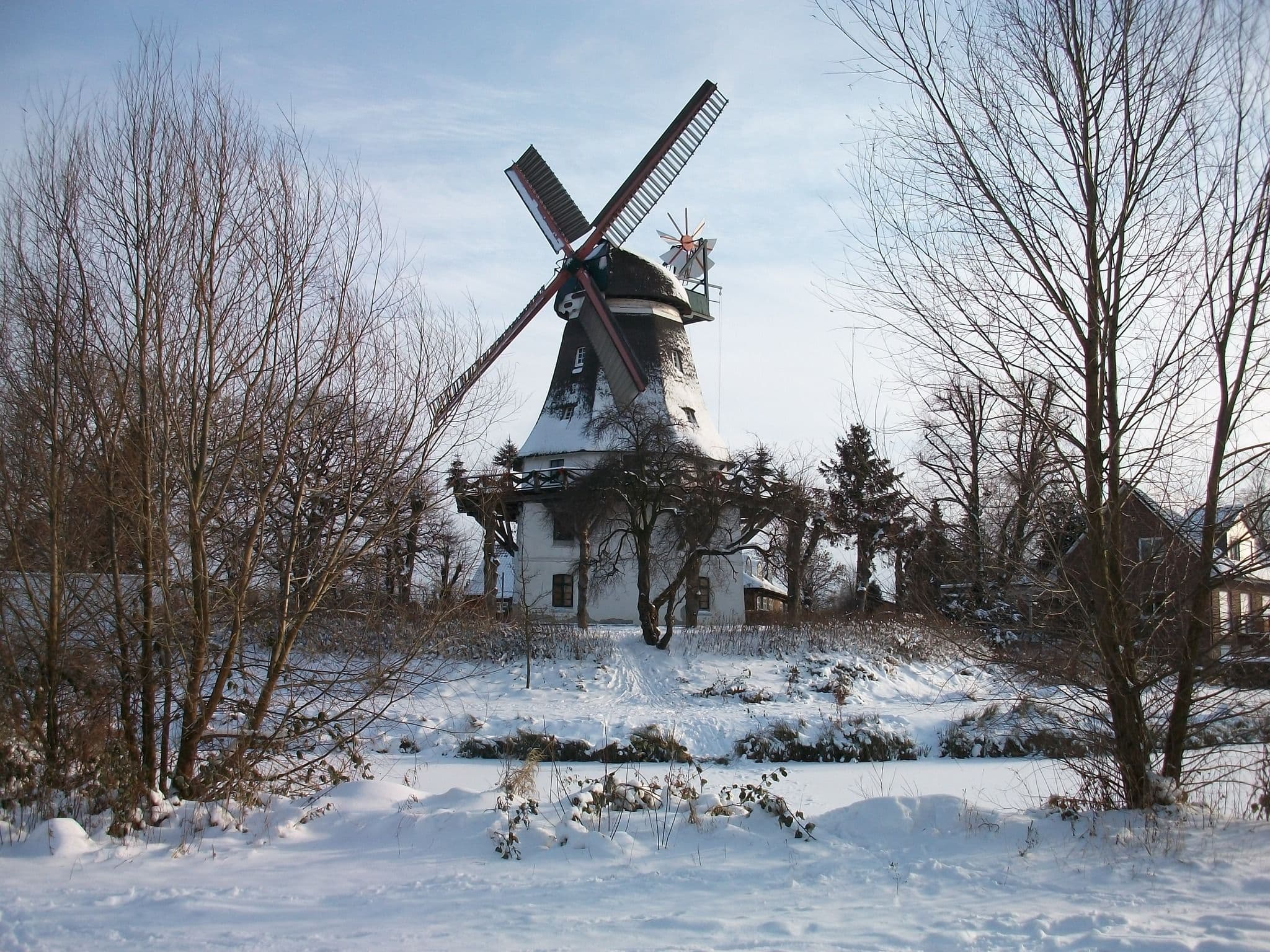 Eine Windmühle in schneebedeckter Landschaft