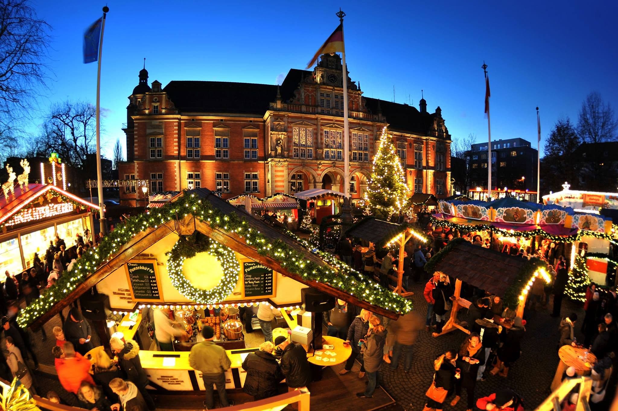 Der Harburger Weihnachtsmarkt mit dem Harburger Rathaus im Hintergrund