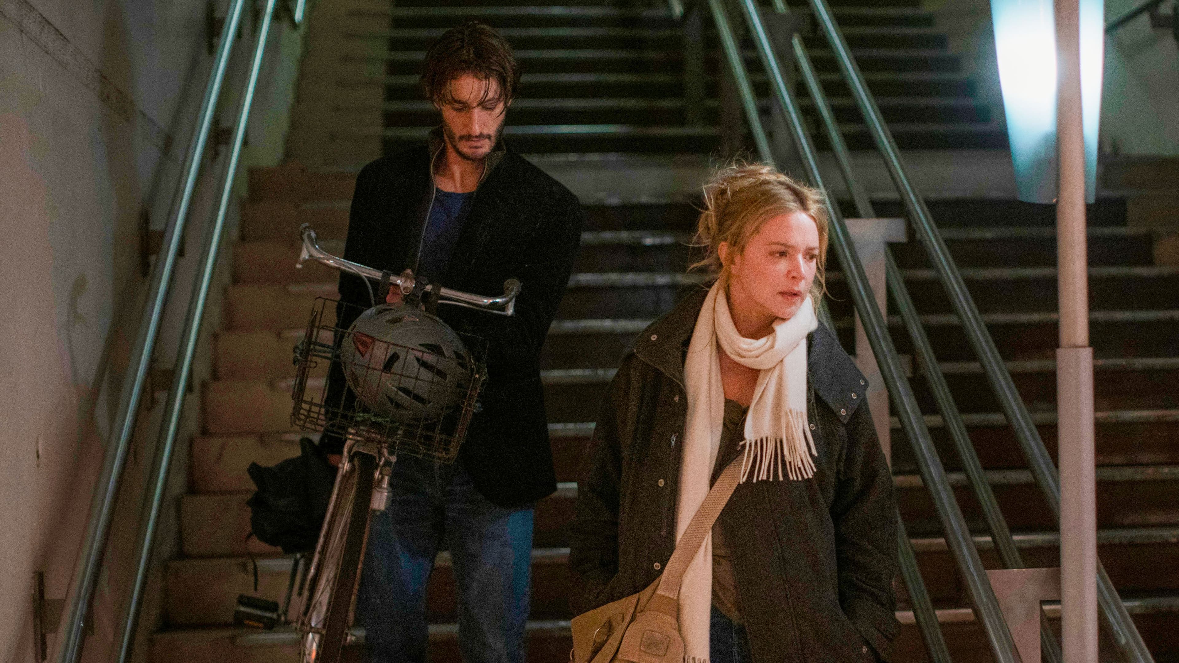 Pierre Niney als Théo und Virginie Efira als seine Kollegin Nita