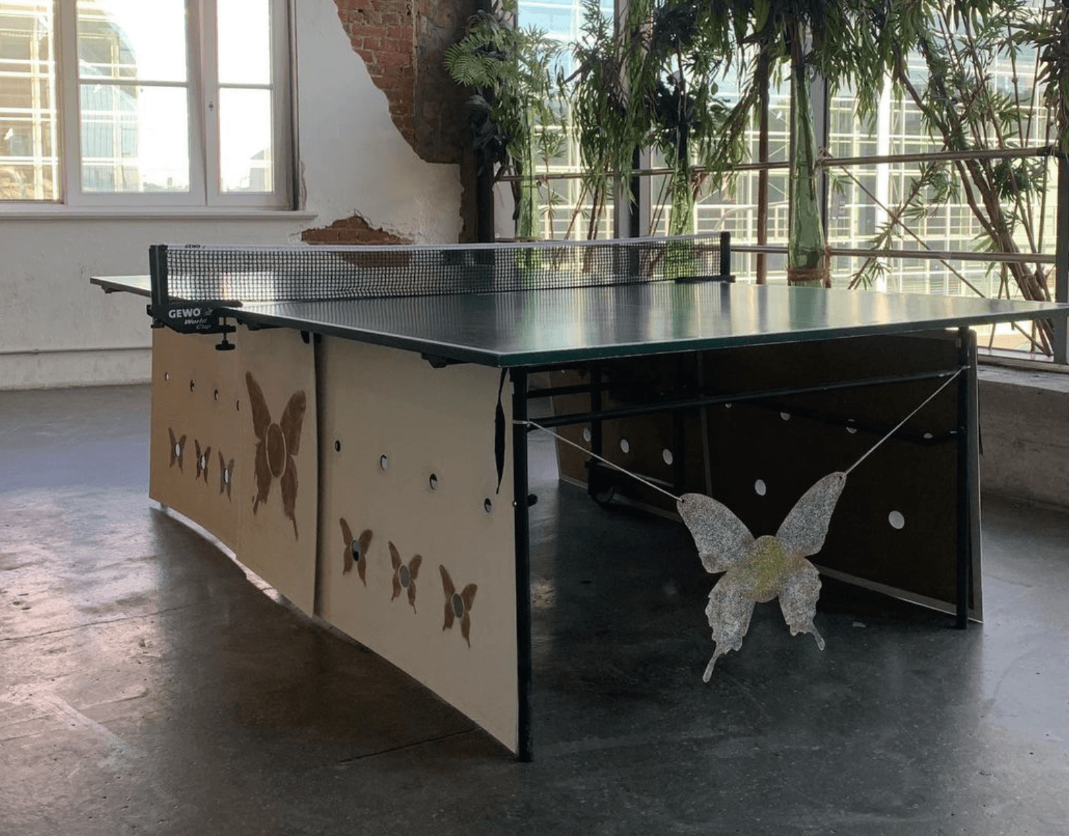 Eine Tischtennisplatte im schmetter.ball-Design