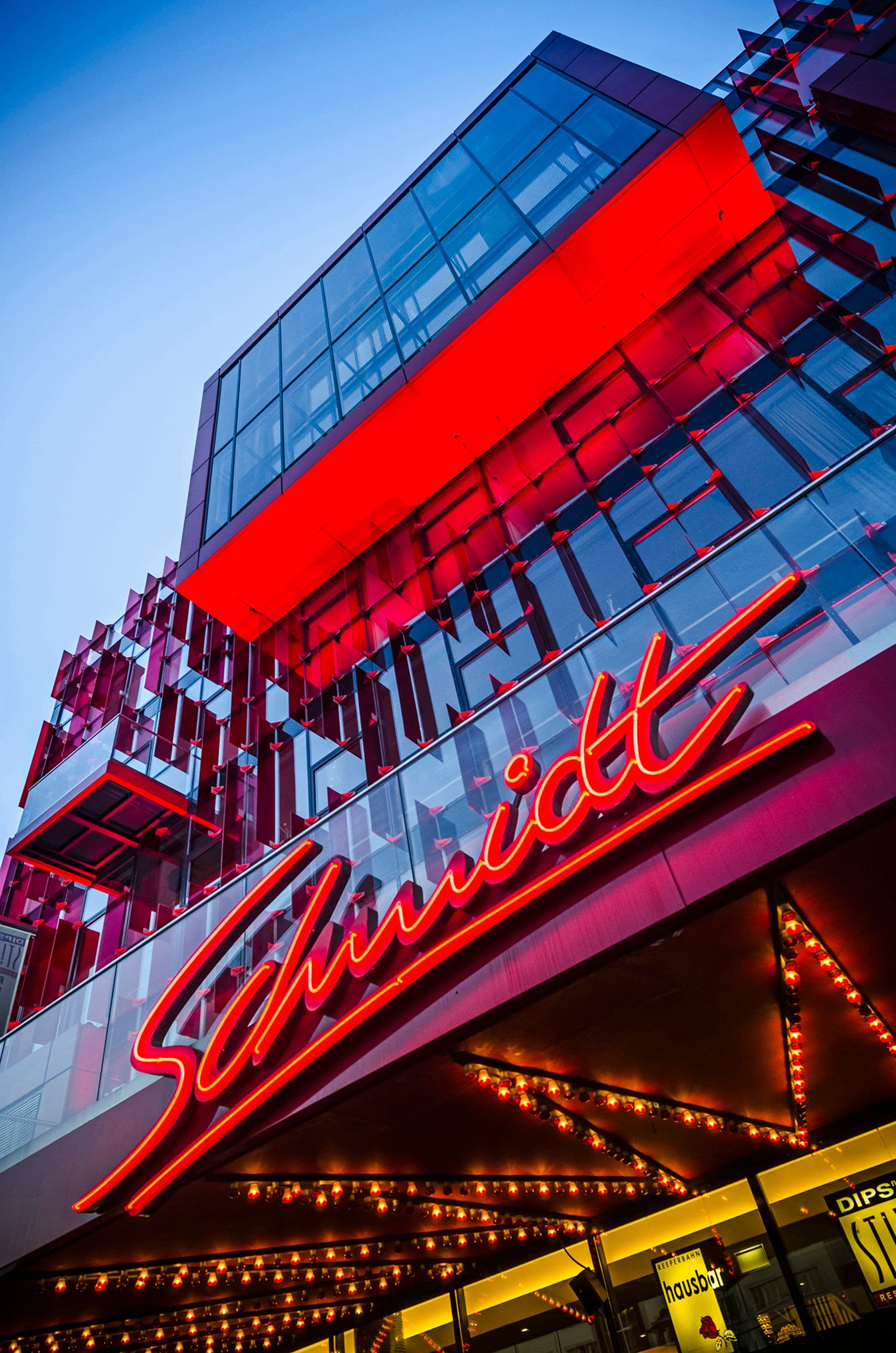 Beleuchtetes Schild des Schmidt-Theaters