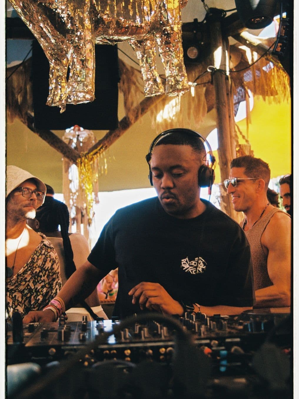DJ Athie Umgido am DJ-Pult