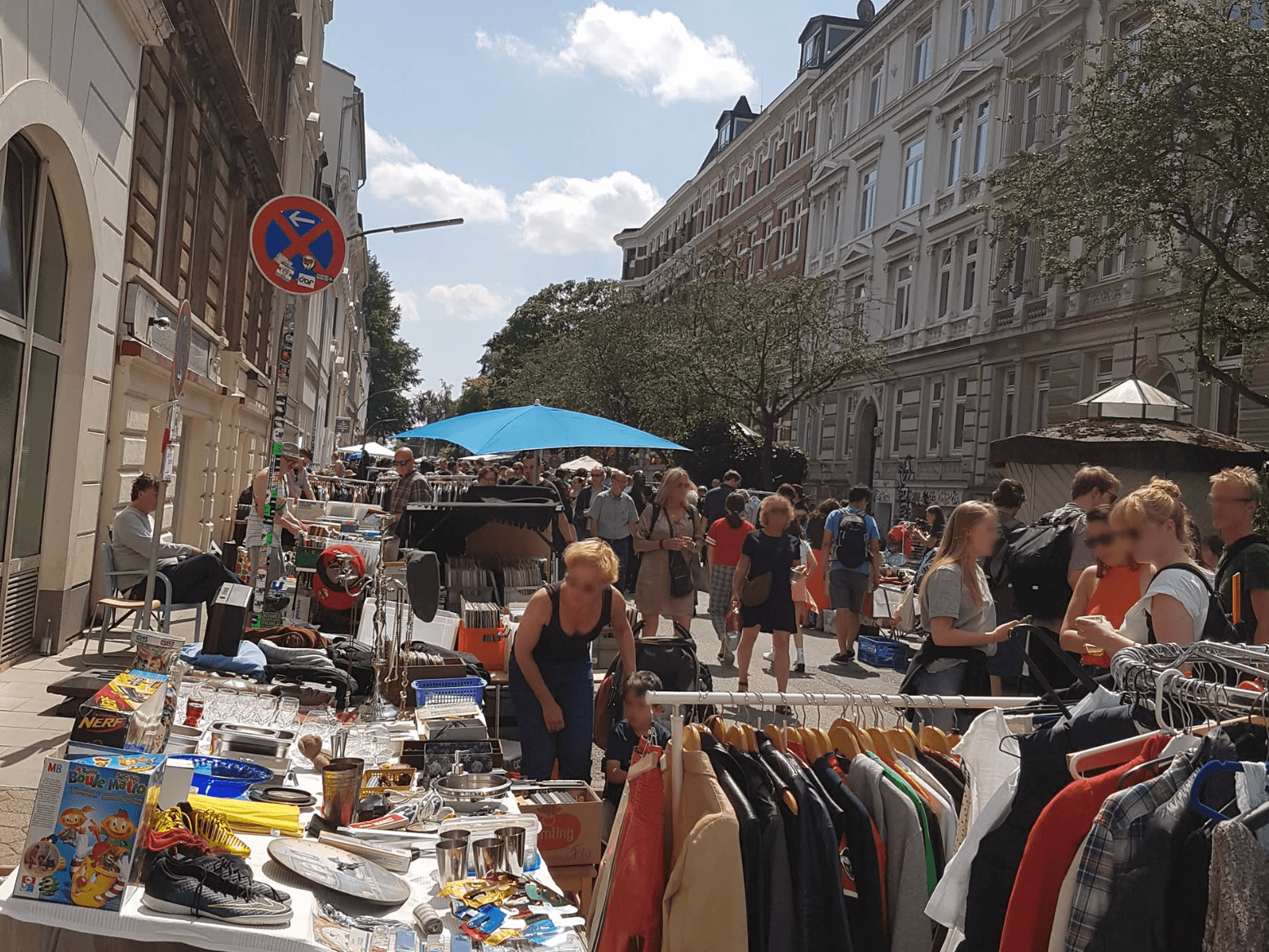 Personen auf einem Flohmarkt in der Bernstorffstraße