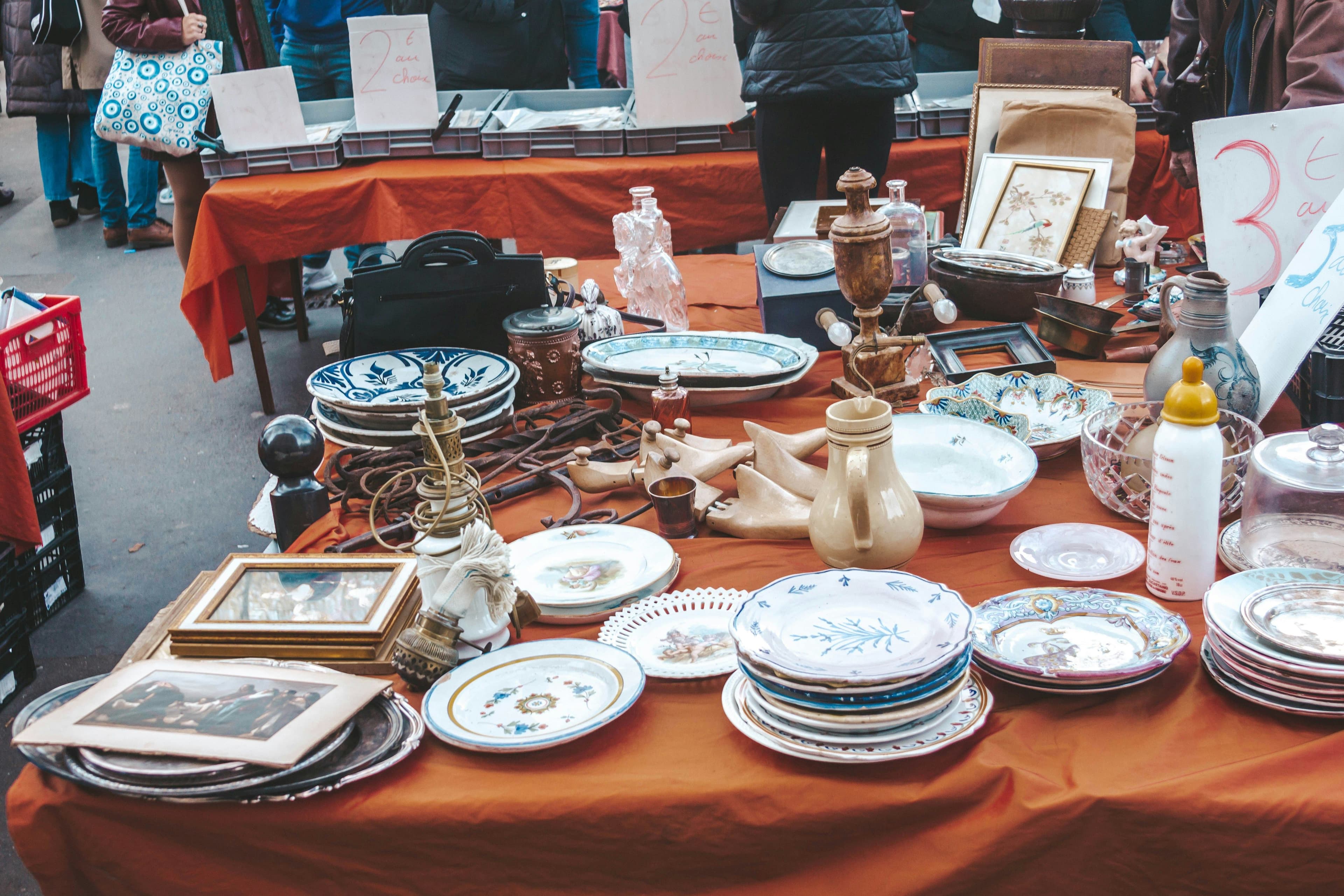 Flohmarktstand mit Geschirr