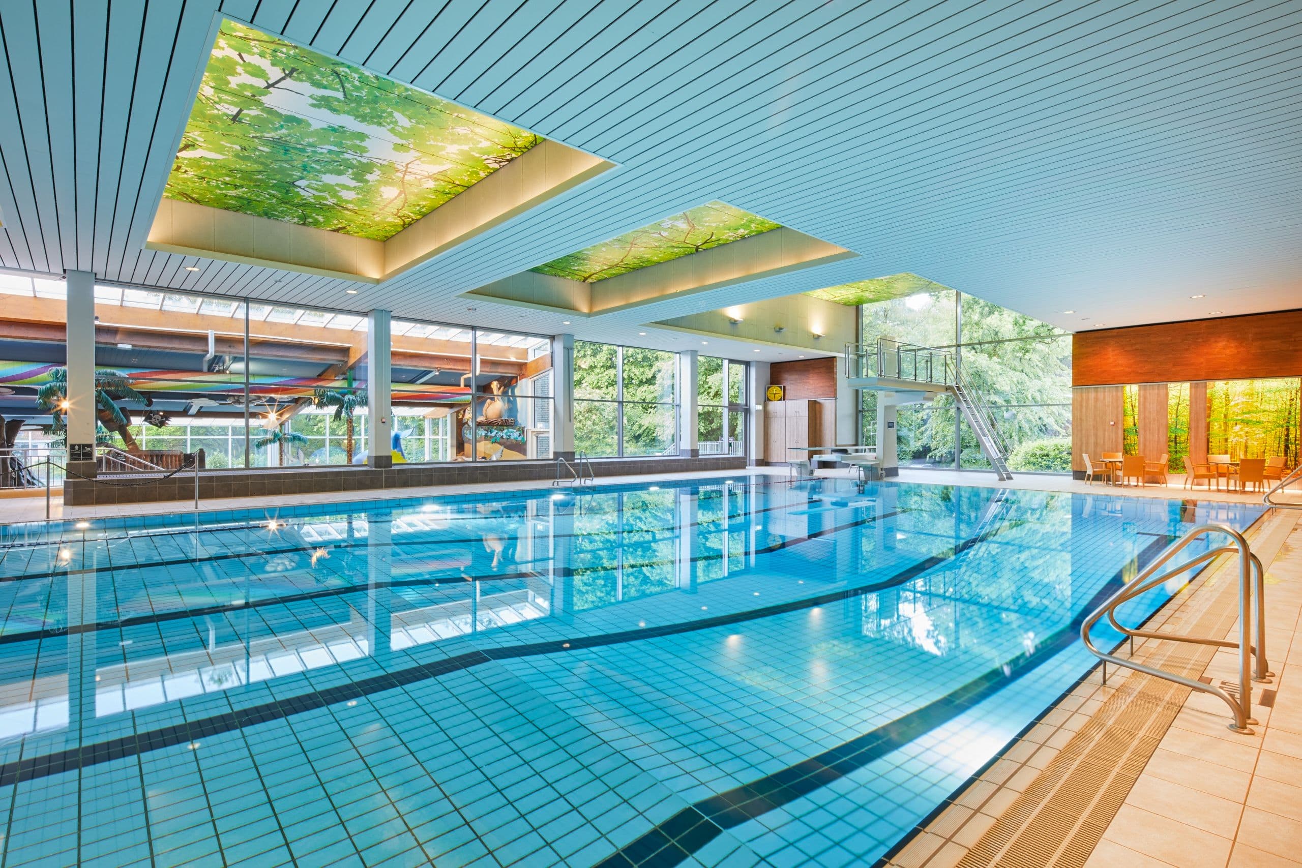 leeres Schwimmbecken im Parkbad