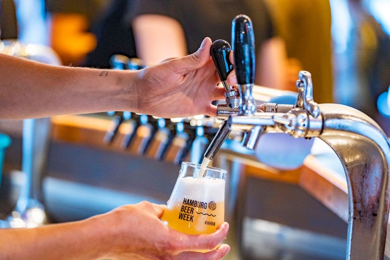 Ein Bier wird gezapft