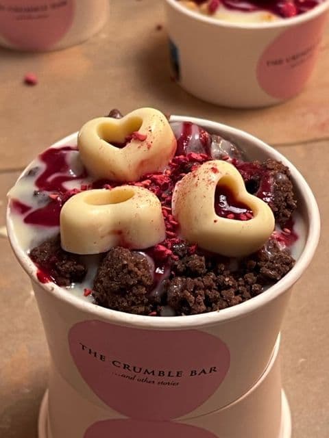 Der Valentins Crumble der Crumble Bar in einem Becher