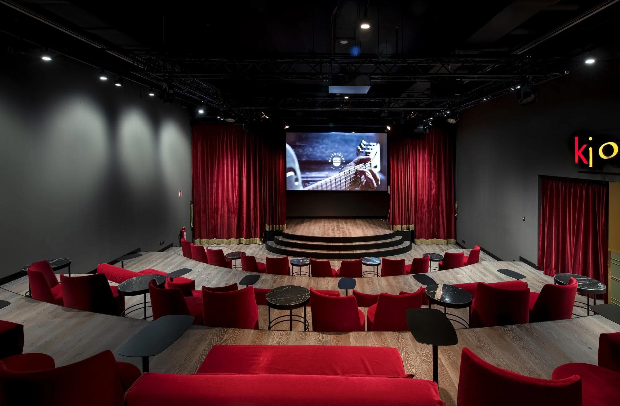 Ansicht auf den leeren Theatersaal und die Hafenbühne