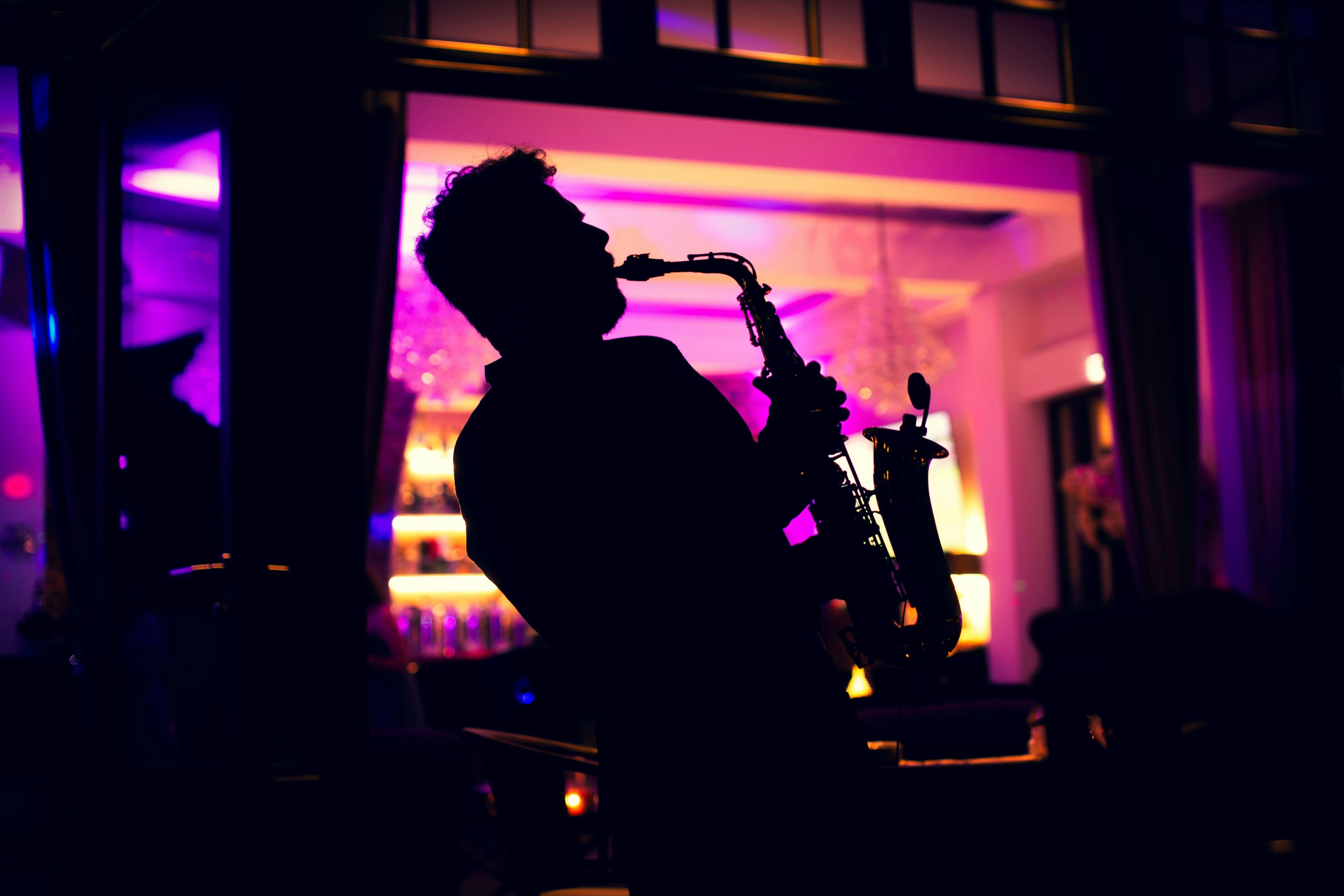 Eine Person spielt ein Blasinstrument