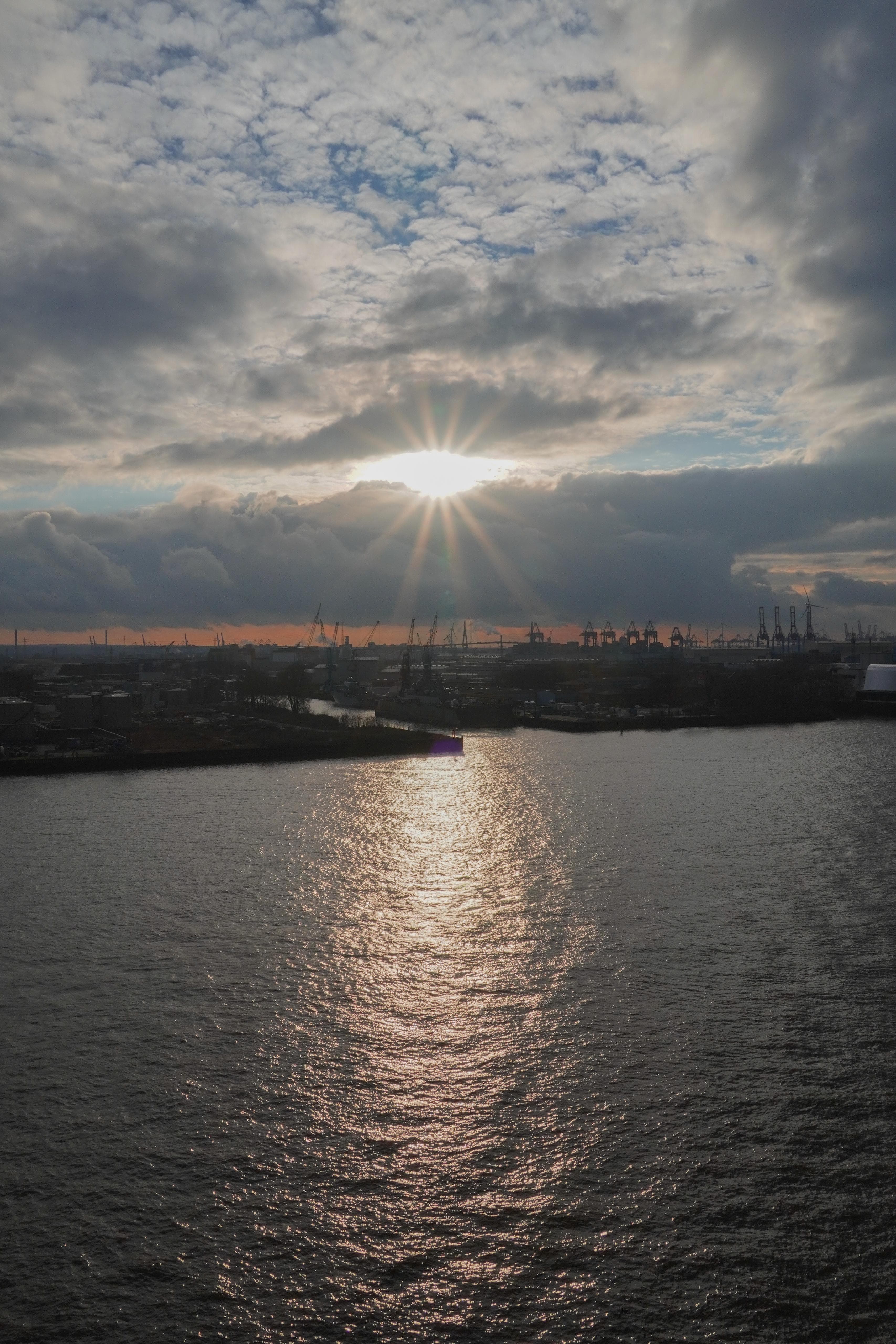 Sicht auf Elbe und Hamburger Hafen bei Sonnenuntergang