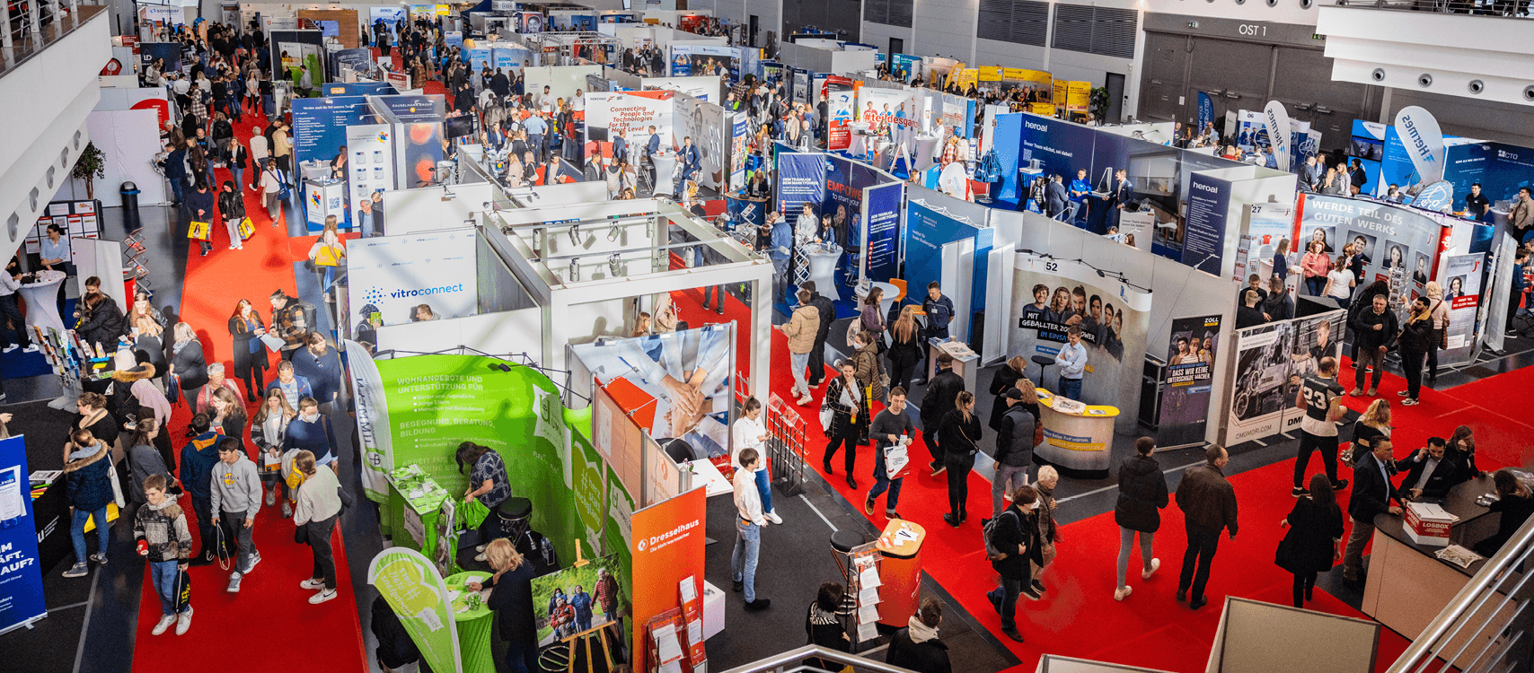 Sicht von oben auf die Jobmesse mit ihren vielen Ständen