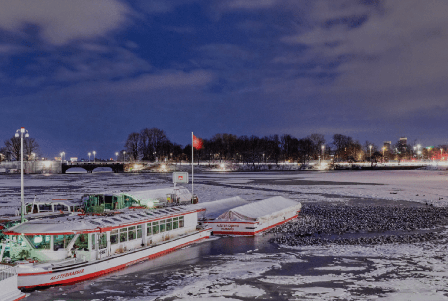 Alsterdampfer an der verschneiten Binnenalster