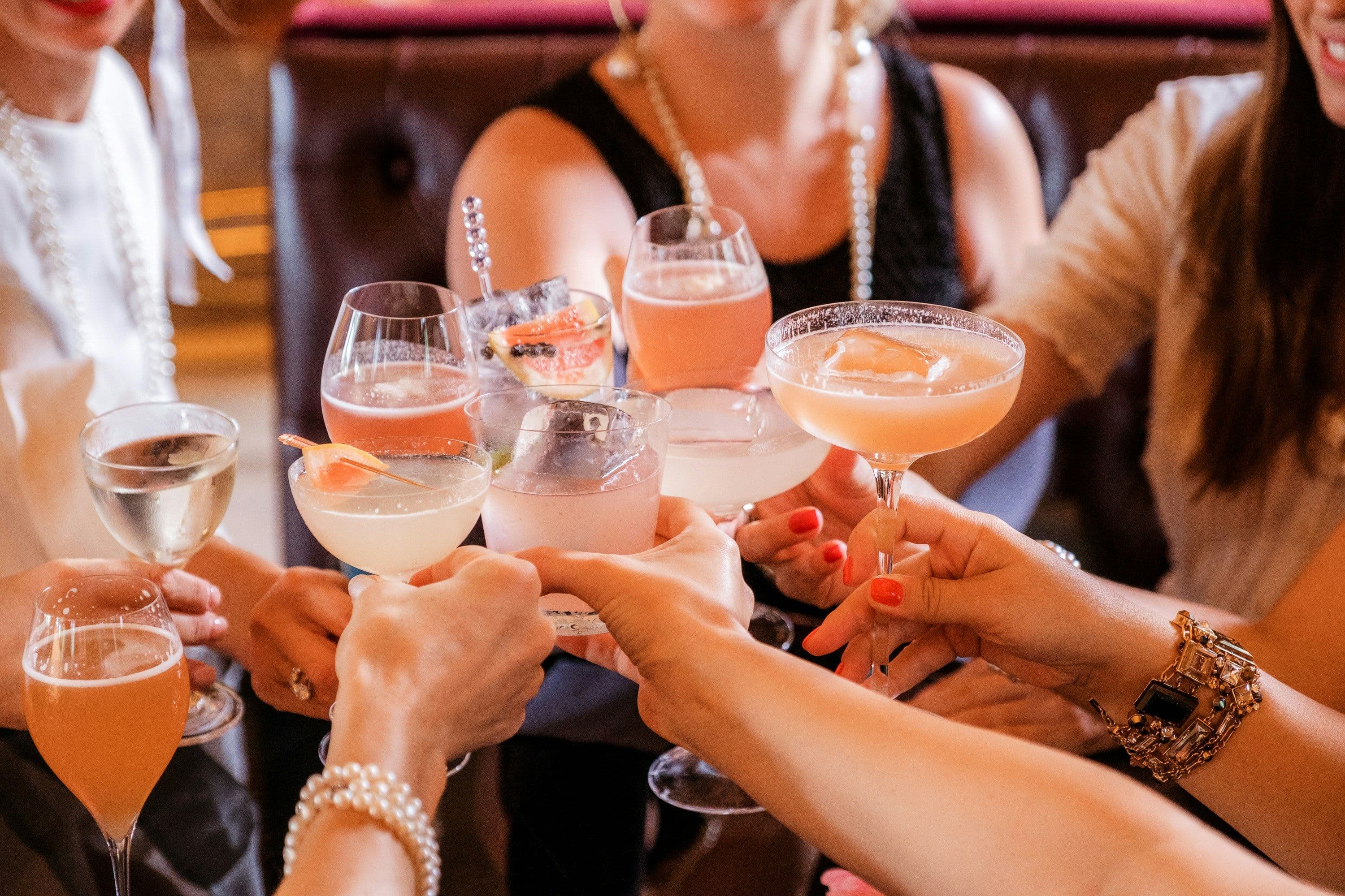 Foto von verschiedenen Drinks, mit denen angestoßen wird