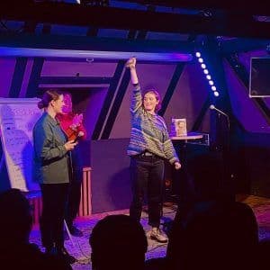 Zwei Personen stehen auf einer Bühne