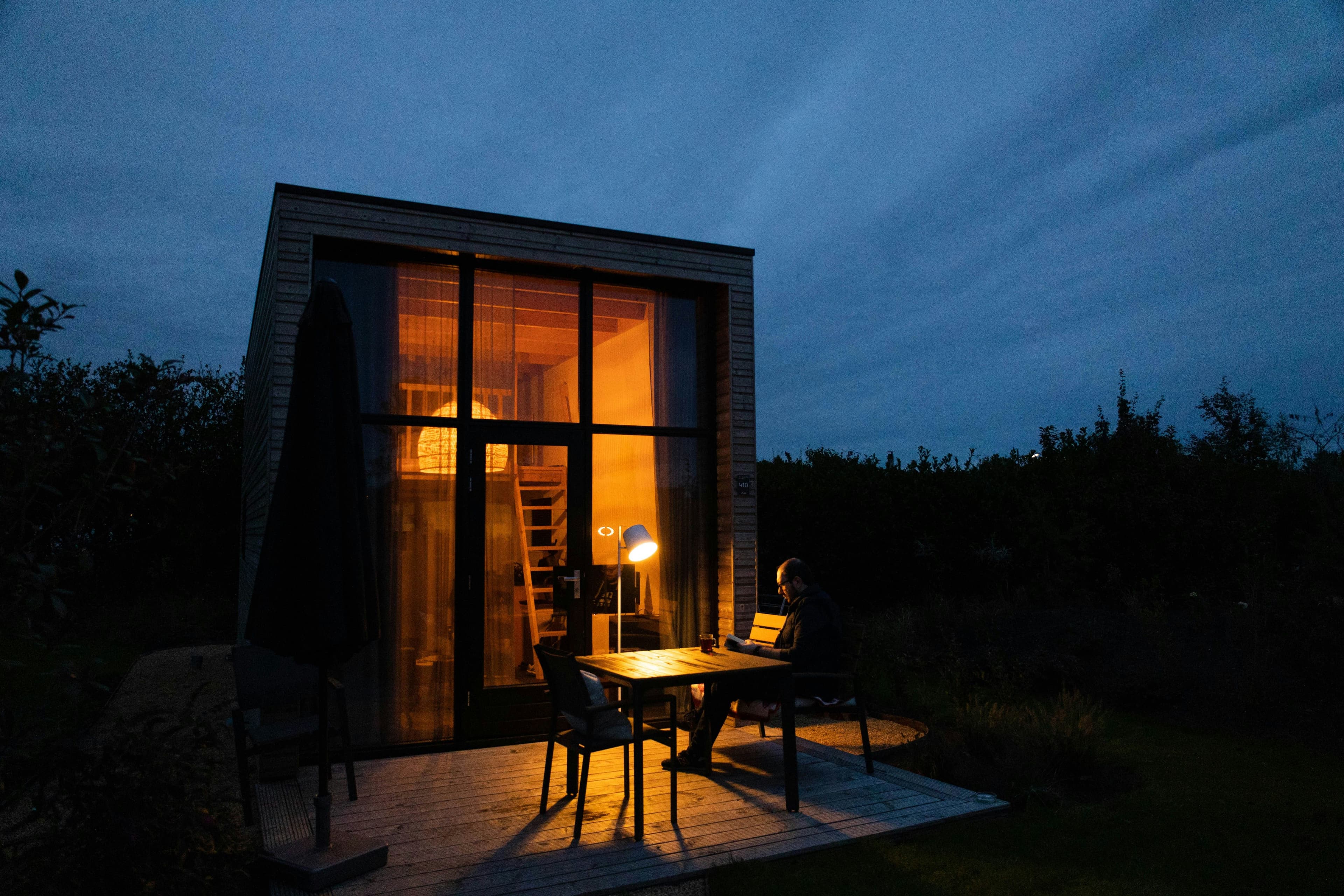 Ein beleuchtetes Tiny House bei Nacht