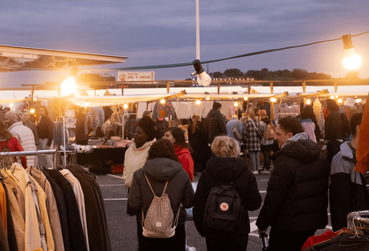 Flohmarktstände mit Lichterketten