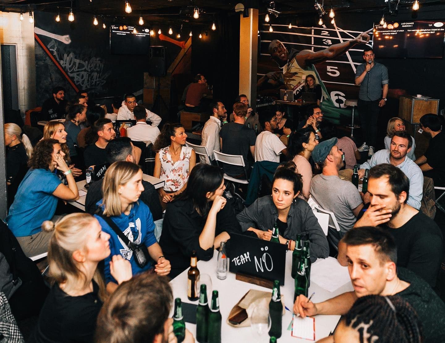 Personen in einer Bar