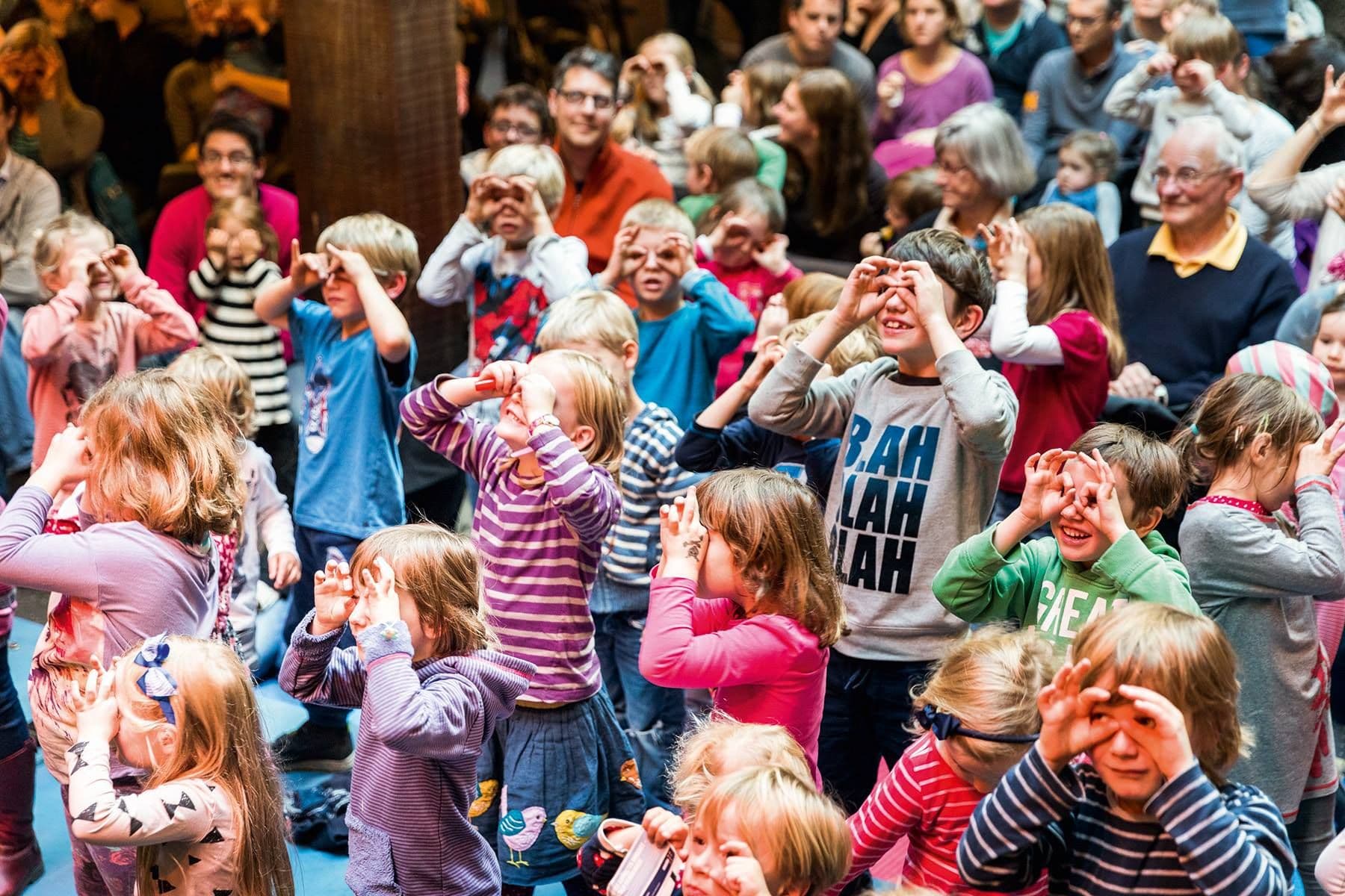 Viele Kinder machen die gleiche Pose.