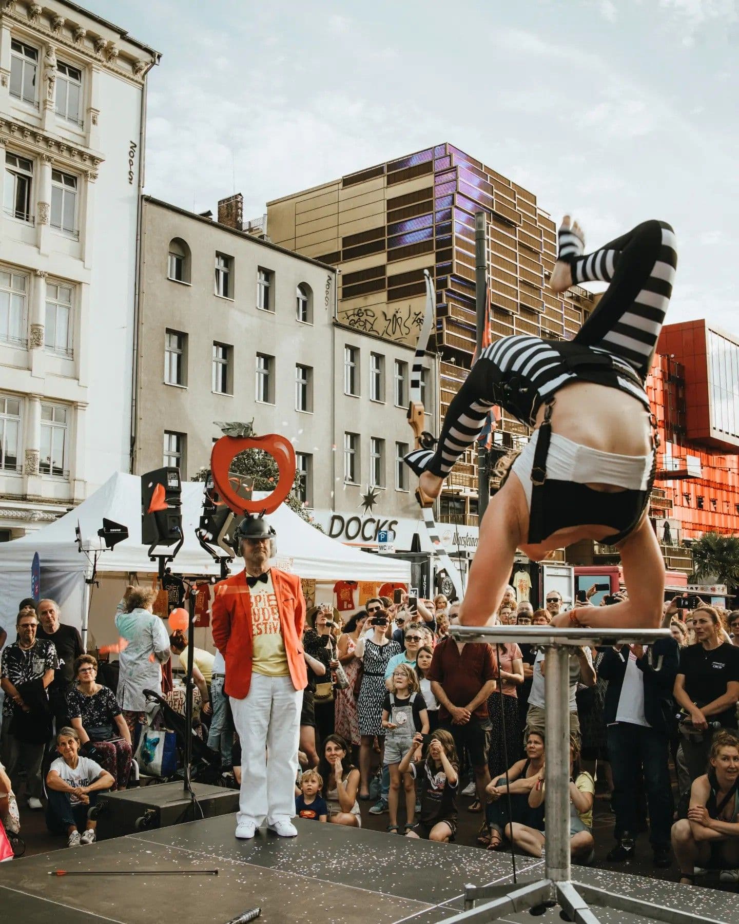 Eine Akrobatin performt auf einem Straßenfest