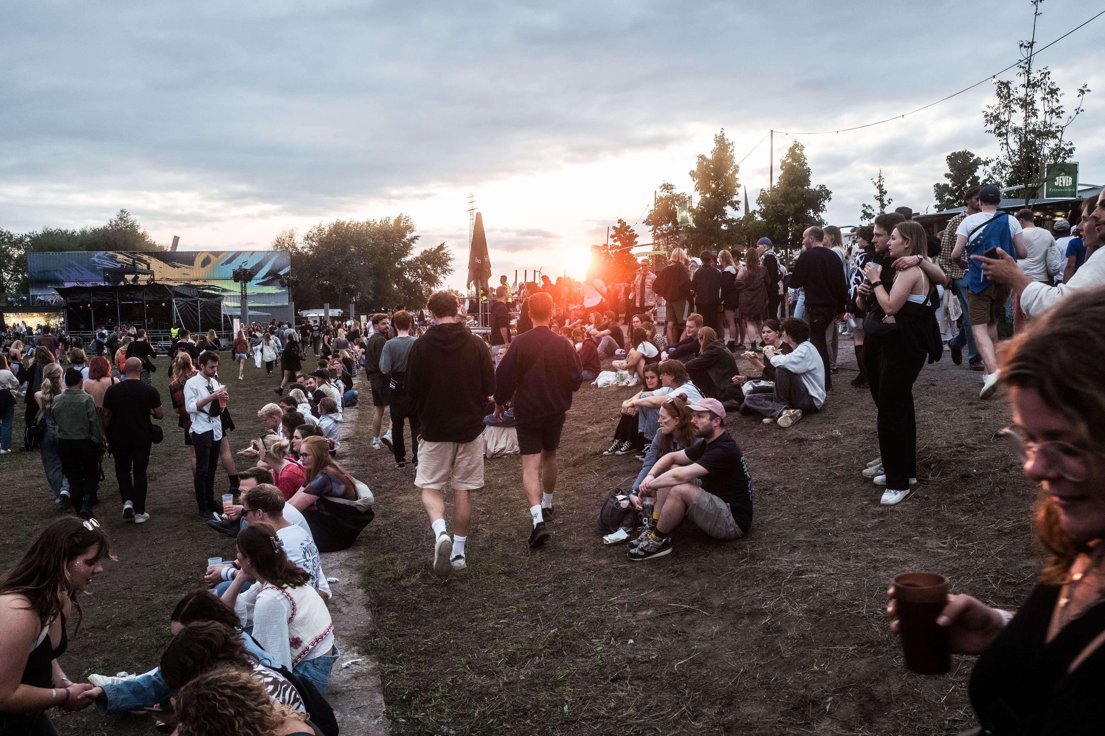 Festival-Besucher:innen chillen und schlendern über das Gelände des MS Dockville
