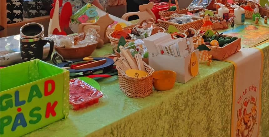 Handgemachte Dekoration liegt auf einem Tisch