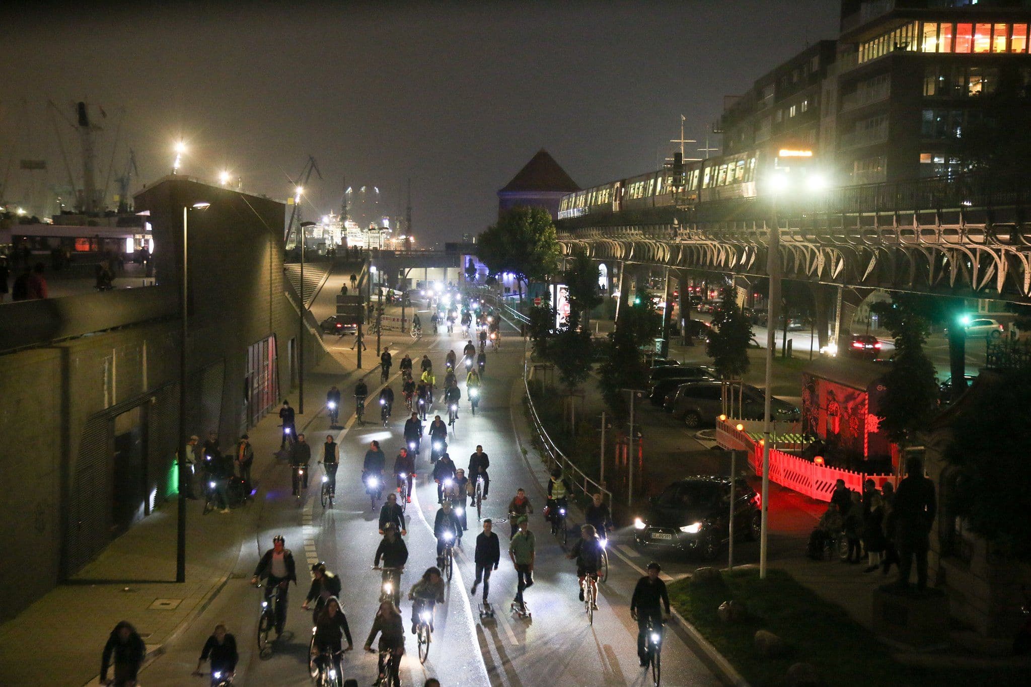 Fahrradfahrende Personen im Dunkeln