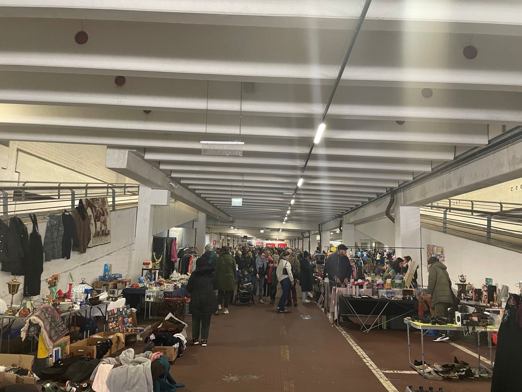 Flohmarktstände in einem Parkhaus