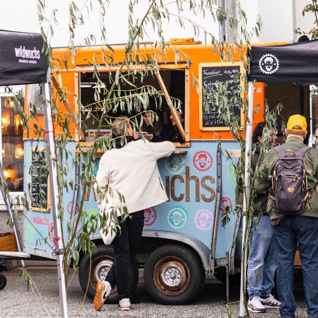 Eine Person steht vor einem Foodtruck