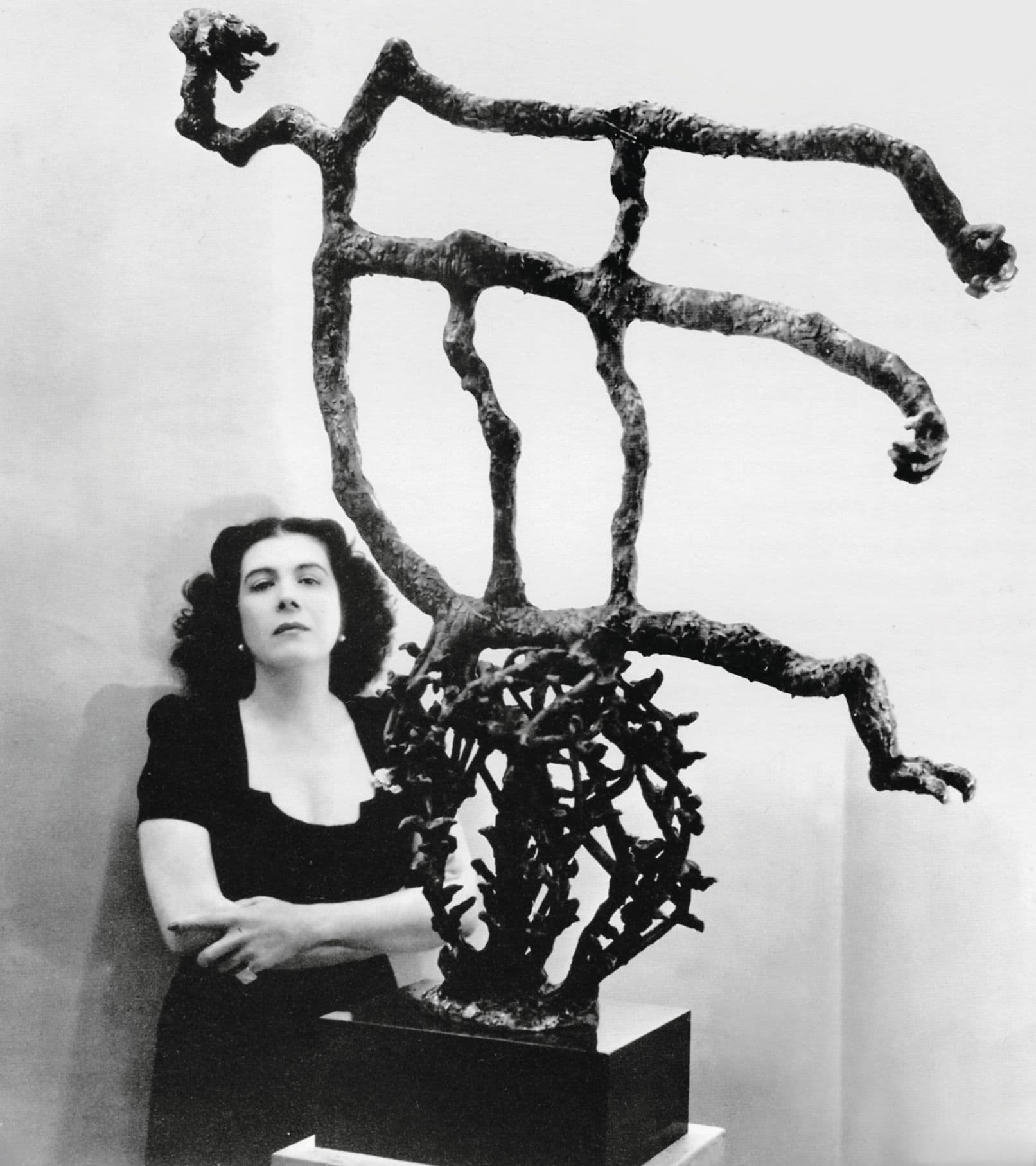 Foto von Maria Martins und ihre Skulptur Ma Chanson