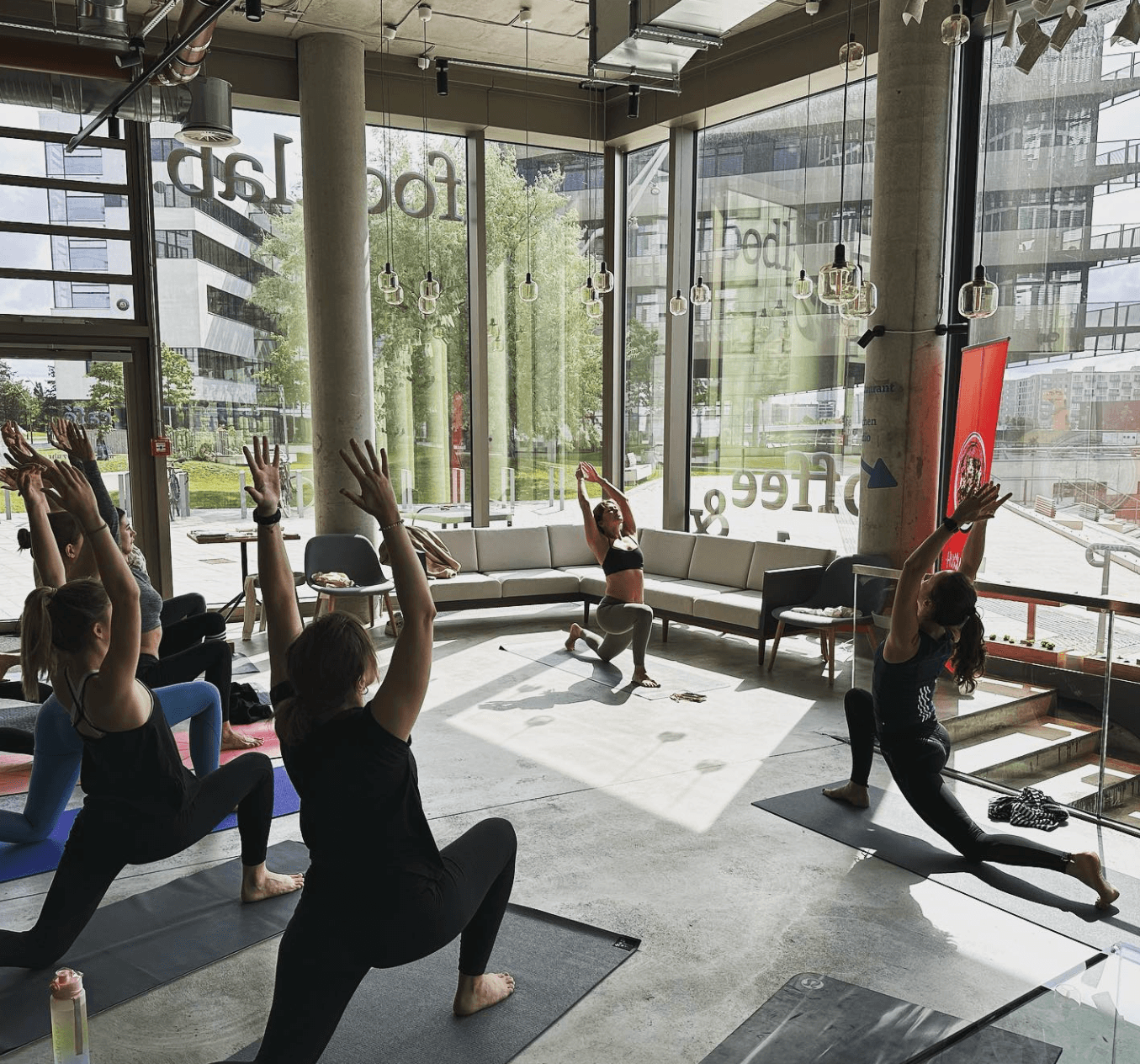 Personen machen gemeinsam Yoga im foodlab