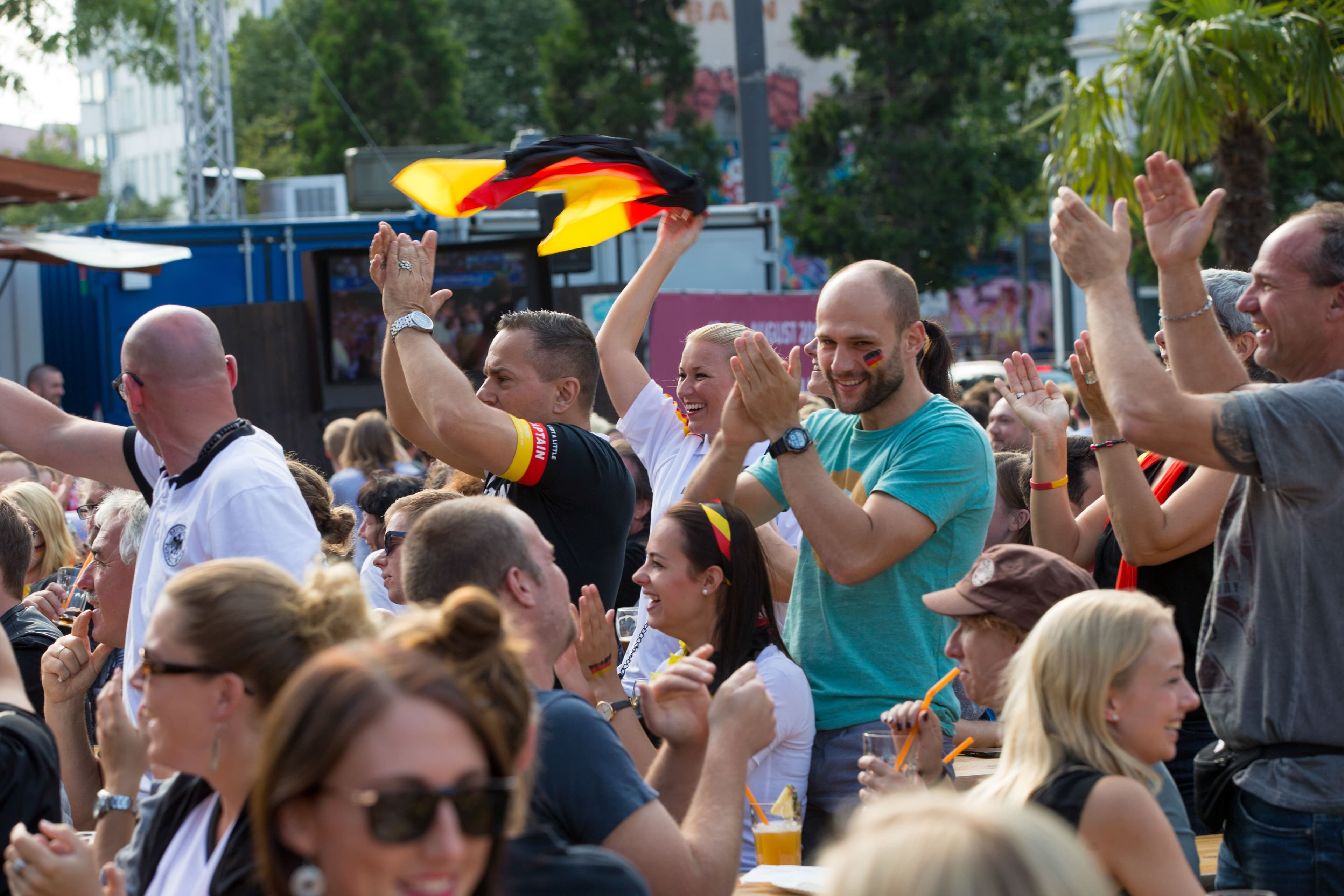 Fußball Fans jubeln auf dem Spielbudenplatz